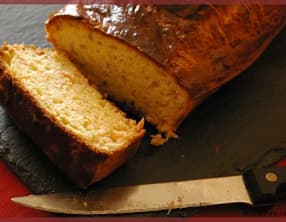 Cake au saumon et ail et fines herbes