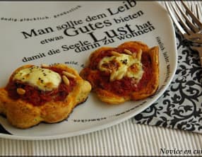 Pizzas au mascarpone, jambon cru et pignons de pin