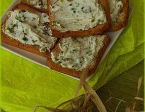 Toasts de raisins au fromage frais et pistache