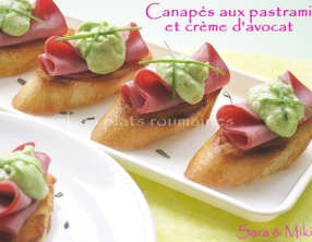 Canapés aux pastrami et crème d'avocat