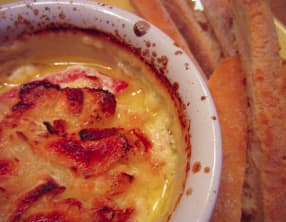 Oeufs cocotte à la crème de camembert et lard fumé