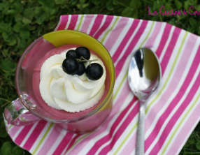 Tasse façon "Cappuccino" Bavarois Cassis et Chantilly