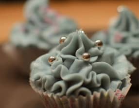Cupcakes au chocolat et glaçage bleu vanillé