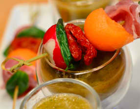 Soupe glacée de melon au basilic et brochette de jambon de Parme