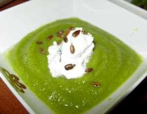 Gaspacho tout vert et quenelle de chèvre frais à la ciboulette