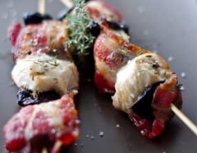 Brochettes de poulet au lard et pruneaux