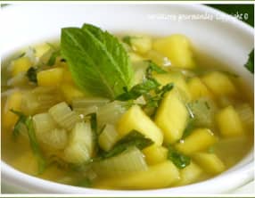 Minestrone de mangue et rhubarbe à la menthe fraîche.