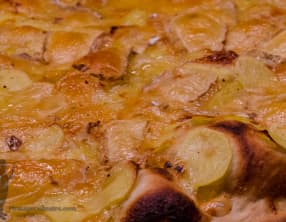 Pizza aux pommes de terre, brie et livarot