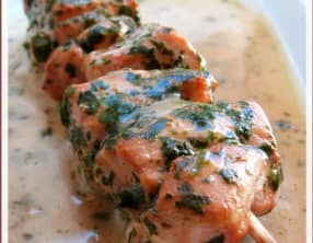 Brochettes de saumon à la coriandre, citron vert et lait de coco