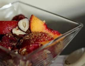 Salade de nectarines et framboises vanillée aux noisettes et au sésame