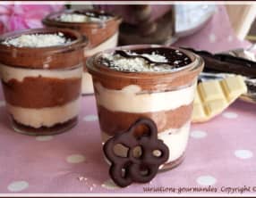 Verrines rubanées de mousses chocolat blanc-cardamome et chocolat noir.