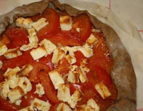 Tarte rustique à la tomate et à la feta