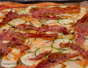 Pizza à la courgette, au jambon de Parme et à la purée d'ail