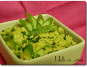 Oeufs brouillés fondants aux pointes d'asperges vertes et ciboulette