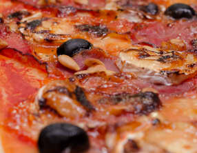 Pizza chèvre et jambon cru, arrosé de miel