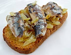 Tartines aux sardines et oignons confits
