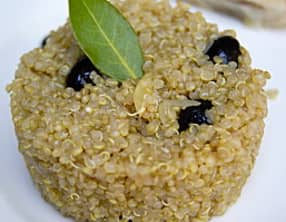 Quinoa aux oignons et olives noires