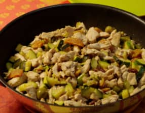 Wok d’aiguillettes de poulet aux courgettes et abricots