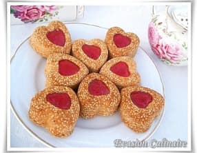 Biscuits coeurs sablés au sésame et confiture