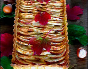 Tarte aux pommes, coing et éclats de noisettes