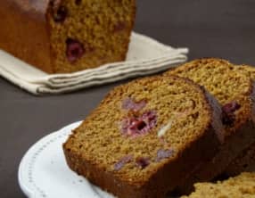 Pain d'épices aux framboises fraises confites et noix de pecan