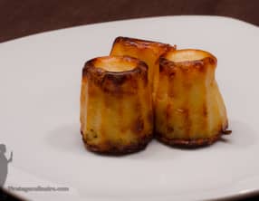Cannelés au comté et à la moutarde