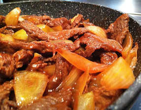 Sauté de boeuf à l'oignon