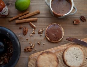 Sablés aux noix de pécan, citron vert et chocolat au Tabasco et cannelle