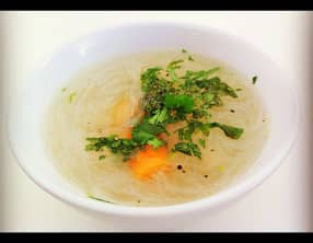 Bouillon de vermicelles au poulet et coriandre