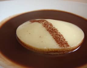 Ravioli de chocolat blanc sur soupe de chocolat chaud