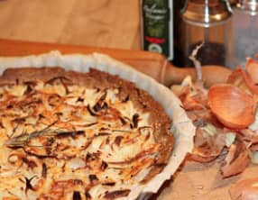 Tarte légère à l’oignon, au romarin et au piment d'Espelette