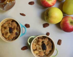 Crumble aux pommes, noix de pecan et caramel