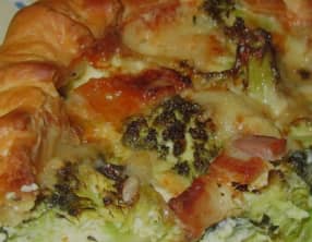 Une tarte feuilletée brocoli roquefort