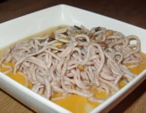 Velouté de courge butternut au lait de coco et nouilles asiatiques