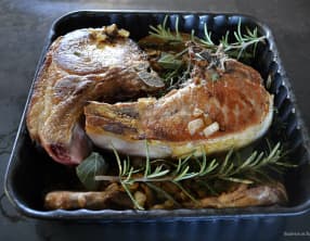 Carré de porc aux herbes et sauce au vin blanc