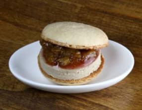 Macarons au foie gras et confit de fruits secs