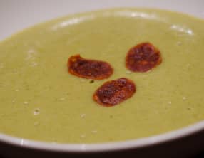 Velouté au brocoli et chips de chorizo