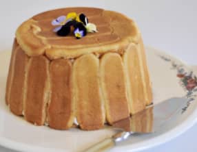 Charlotte aux petits suisses et compotée d’ananas