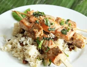 Brochettes de saumon au gingembre parfumé au basilic chinois