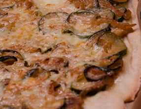 Pizza aux courgettes et aux oignons