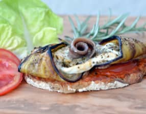 Tartines aubergines grillées et tomates