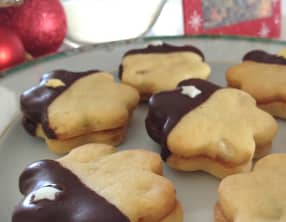 Les petits sablés à l'orange nappés de chocolat noir