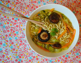 Soupe de nouilles asiatique aux shiitake et petits légumes