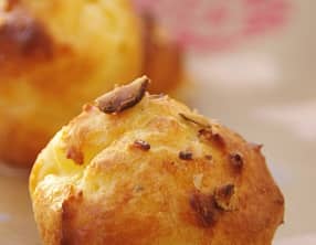 Gougères au munster et aux noisettes