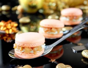 Macarons au curcuma, ganache roquefort et poires