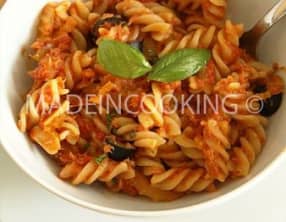 Pâtes au thon, à la tomate et aux olives