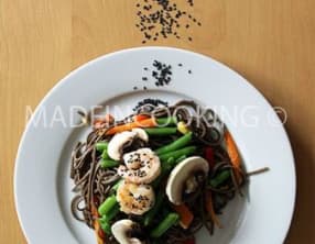 Nouilles de soba froide aux crevettes et aux légumes