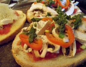 bruschetta aux trois fromages et bruschetta aux champignons et poivrons