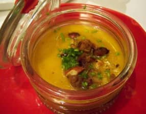 Soupe courge et châtaignes aux rôtis de châtaignes et amandes