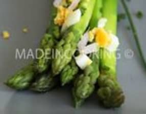 Asperges vertes, oeuf avec vinaigrette
